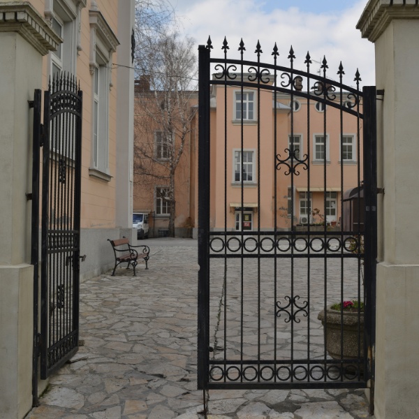 Affordable gate repair in Los Angeles for sliding driveway gates