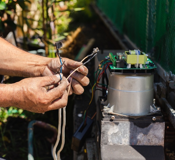 Automatic gate motor installation sized to a hillside load