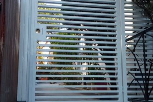 Gate repair service technician in Los Angeles