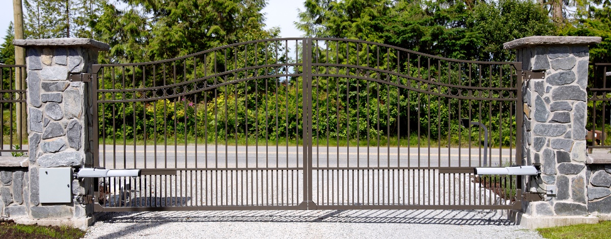 Electric gate repair technician fixing a gate in Los Angeles